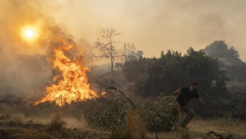 POŽAR IZBIO U PREDGRAĐU ATINE: Grčki vatrogasci nastavljaju borbu širom zemlje (VIDEO)