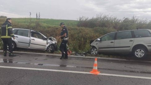 DIREKTAN SUDAR DVA AUTOMOBILA, VIŠE OSOBA POVREĐENO: Saobraćajna nesreća kod Kljajićeva (FOTO)