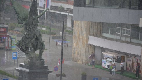 KRUŠEVAC NA UDARU NOVE OLUJE: Upravo je počela jaka kiša (FOTO)