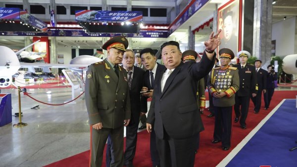 ПОХВАЛИО СЕ: Ким Џонг Ун показао Шојгуу најновије наоружање Северне Кореје (ФОТО)
