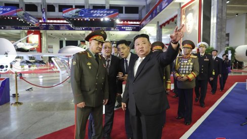 ПОХВАЛИО СЕ: Ким Џонг Ун показао Шојгуу најновије наоружање Северне Кореје (ФОТО)