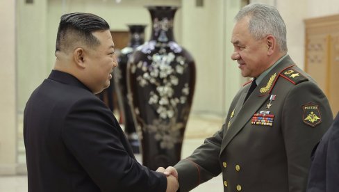 ШОЈГУ ПРЕДАО ПУТИНОВО ПИСМО КИМ ЏОНГ УНУ: Ево о чему су разговарали руски министар одбране и лидер Северне Кореје (ФОТО)