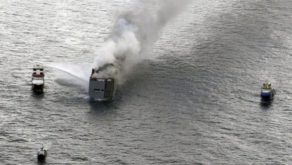 СИТУАЦИЈА СЕ СМИРИЛА: Спасилачке екипе почеле да вуку теретни брод који данима гори код Холандије