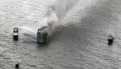SITUACIJA SE SMIRILA: Spasilačke ekipe počele da vuku teretni brod koji danima gori kod Holandije