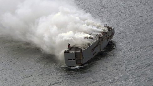 ДРАМАТИЧНИ ПРИЗОРИ НА СЕВЕРНОМ МОРУ: Брод са 3.000 аутомобила и даље гори, страхује се да би могао потонути (ФОТО/ВИДЕО)