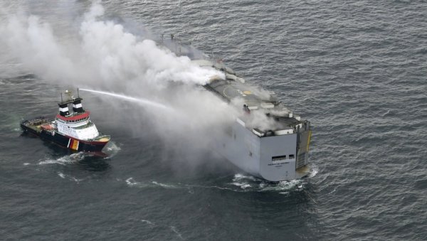 ЕЛЕКТРИЧНИ АУТО ЗАПАЛИО БРОД: Пожар на панамском пловилу