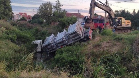 KATASTROFA NA SREĆU IZBEGNUTA: Kamion sa metanom završio u kanalu kod Obrenovca (FOTO)