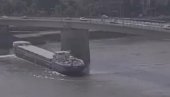 SNIMLJEN TRENUTAK UDARA BRODA U MOST U NOVOM SADU: Kamera zabeležila jezivu scenu, na mostu bila gomila automobila (VIDEO)