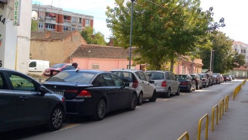 NIKOM NIJE JASNO ŠTA SE DESILO: Oguljena limarija, felne otpale - automobili devastirani na beogradskom parkingu (FOTO)