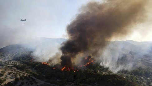 НАПОКОН ДОБРЕ ВЕСТИ: Пожари на Родосу за сада стављени под контролу, ватрогасне екипе у приправности (ВИДЕО)
