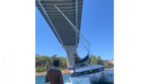 МА СКОРО СУ ПРОШЛИ: Једрилица с туристима запела испод моста у Хрватској (ВИДЕО)
