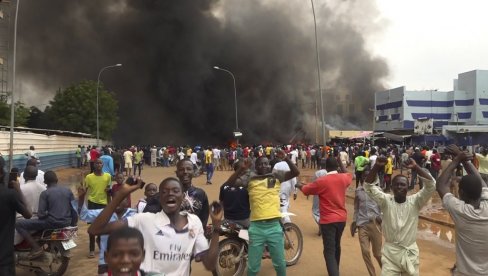 PUČ U NIGERU: Hiljade pristalica prevrata okupilo se u blizini francuske vojne baze u Nigeru