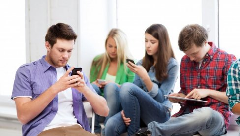 TINEJDŽERI U OKOVIMA EKRANA I LAJKOVA: Analiza kako su društvene mreže dovele do revolucije u druženju dece i mladih