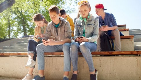 ЗА МРЕЖЕ ДВА САТА ДНЕВНО: Велика Британија планира мере за заштиту деце од Интернета