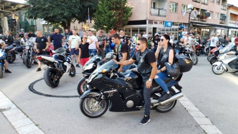 DEFILE VIŠE OD 500 DVOTOČKAŠA: Dvodnevni skup ljubitelja motora danas i sutra u Bratuncu (FOTO/VIDEO)