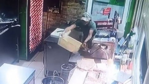 KRIO SE U MRAKU I ČEKAO POGODAN TENUTAK: Lopov ušao u lokal u Zemunu i ukrao pazar (VIDEO)