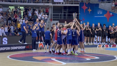 SREĆA, SREĆA, RADOST! Ovako su srpski juniori podigli pehar namenjen prvaku Evrope u košarci za igrače do 18 godina (VIDEO)