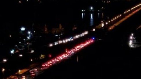 POVREĐEN MUŠKARAC: Saobraćajna nesreća na Pančevačkom mostu