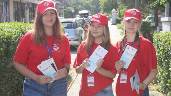 ВОЛОНТЕРИ УЗДАНИЦA: Црвени крст Деспотовца посебан значај посвећује активностима од јуна до августа  (ФОТО)