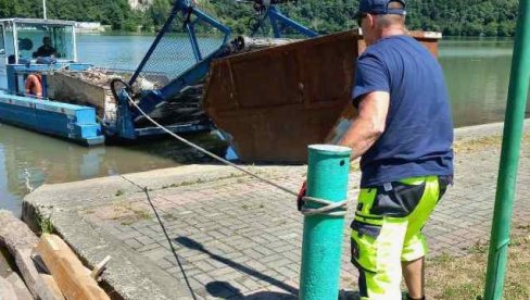 ОЧИСТИЛИ  ЗВОРНИЧКО ЈЕЗЕРО: Специјализованим бродом окончали уклањање пластичног отпада из воде