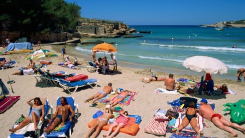 КАЗНЕ ДО 300 ЕВРА: Нема више резервисања места на плажи - на снази одлука у овим шпанским летовалиштима