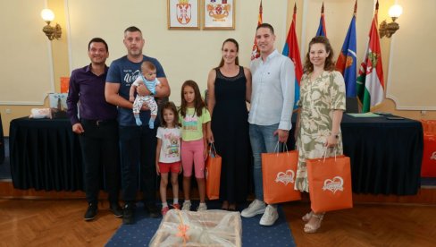 PODRŠKA NOVOPEČENIM RODITELJIMA: Kikinda obezbedila poklon pakete za bebe rođene u maju, junu i julu