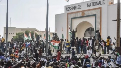 ZAHUKTAVA SE U NIGERU: Francuska počinje evakuaciju svojih građana