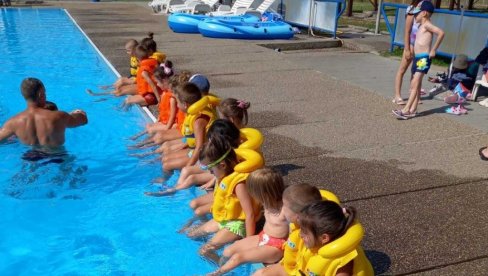 UŽIVANCIJA ZA MALIŠANE: Letnja zabava za kraljevačke predškolce na Gradskom bazenu
