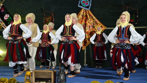 ГРАЈА ИЗ ЛИПОВОГ ГАЈА: Међународни фестивал фолклора у Батковићу
