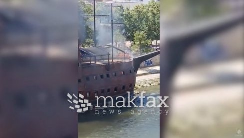 GORI ČUVENA GALIJA U RECI VARDAR: Iz broda u centru Skoplja kulja crni dim (VIDEO)