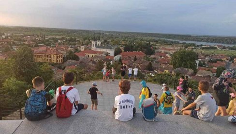 „ŠUMA ZOVE U AKCIJU“ : Edukativno-volonterski kamp za mlade u Sremskim Karlovcima