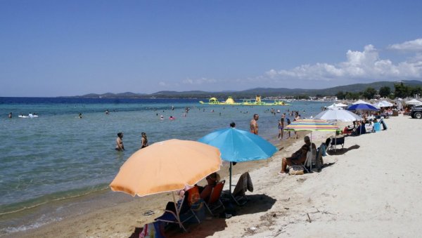 СРБИ ОСТАЛИ ЗАТЕЧЕНИ ПРИЗОРОМ: Грци багером покупили лежаљке на плажи и однели сунцобране