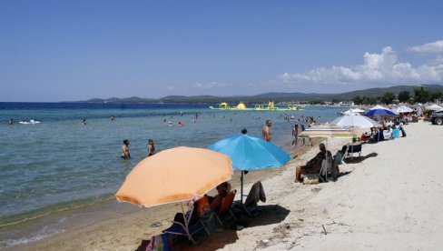 SRBI OSTALI ZATEČENI PRIZOROM: Grci bagerom pokupili ležaljke na plaži i odneli suncobrane