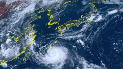 MOĆAN TAJFUN POGODIO JAPAN, IMA MRTVIH: Snimci oluje koja nosi sve pred sobom, evakuacija 700.000 ljudi (VIDEO)