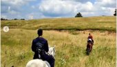 ГАЗИ, МИШКО! У тренерци на коњима - нестварне слике Новака са породицом! Пажњу привукли и кршни Црногорци (ФОТО)