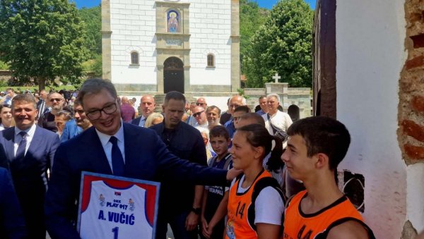 ПОСЕБАН ПОКЛОН ЗА ПРЕДСЕДНИКА: Млади спортисти из Бујановца се захвалили Вучићу на помоћи (ФОТО)