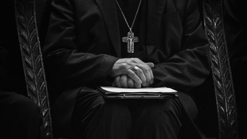 МАФИЈАШ У МАНТИЈИ: Свештеник на Сицилији ухапшен због изнуде новца за сахрану