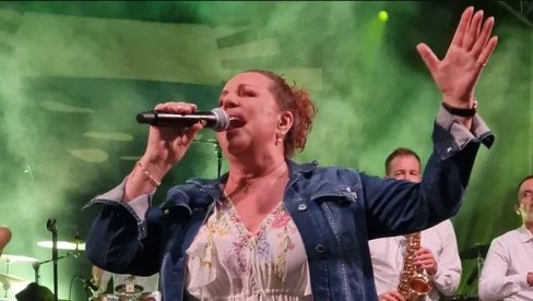 ANA BEKUTA OSTAVILA SVE BEZ TEKSTA: Pevačica nastupila na Gročanskim svečanostima (FOTO)