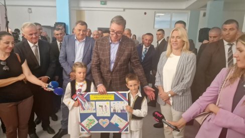 OBRADOVALI PREDSEDNIKA POKLONOM: Nasmejani mališani u Srpcu otpevali Vučiću pesmu Mi smo deca neba