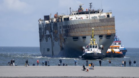СТИГАО У ЛУКУ: Ево како сада изгледа брод након стравичног пожара у коме је изгорело преко 3.000 аутмобила (ФОТО)