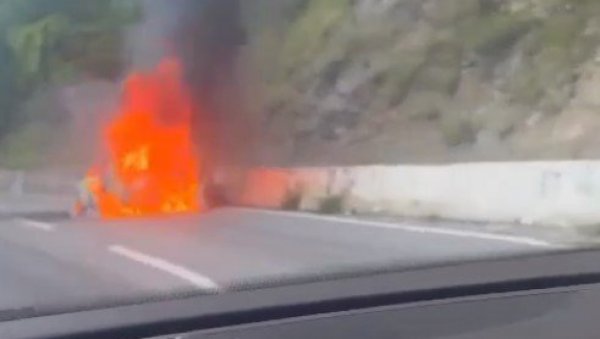 АУТОМОБИЛ САВ У ПЛАМЕНУ: Возило у потпуности изгорело у близини Новог Пазара (ВИДЕО)
