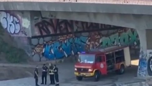 DRAMA U NIŠU: Automobil sleteo u reku, vozač bez svesti, vatrogasci pokušavaju da ga izvuku (VIDEO)