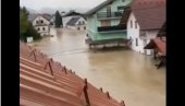 DRAMATIČNI PRIZORI IZ SLOVENIJE: Kuće pod vodom - bujica nosi sve pred sobom (VIDEO)