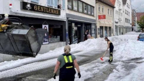 MAŠINE ZA SNEG RADILE USRED LETA U NEMAČKOJ: Grad napadao 30 centimetara, sve izgledalo kao tokom zime (VIDEO)