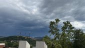 ТАМНИ ОБЛАЦИ СЕ НАДВИЛИ НАД БЕОГРАДОМ: Чује се грмљавина, кренуо јак пљусак