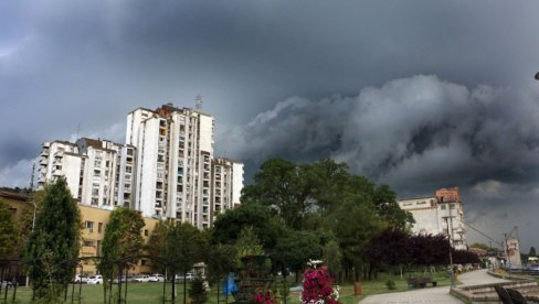 POGLEDAJTE - FASADA U ZEMUNU IZREŠETANA: Oluja ostavila haos u delovima Beograda (VIDEO)