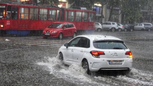 NEVREME U SRBIJI: Ulice poplavljene, pada grad veličineteniske loptice (VIDEO)