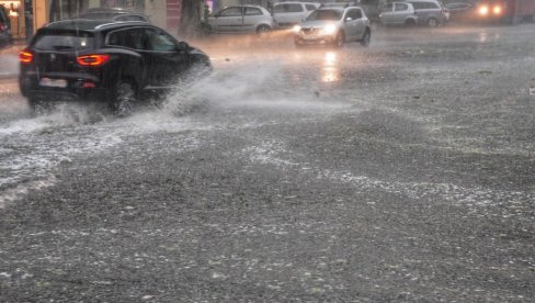 CRNA GORA POD VODOM: Pravi potop na ulicama, pljusak potpuno paralisao građane