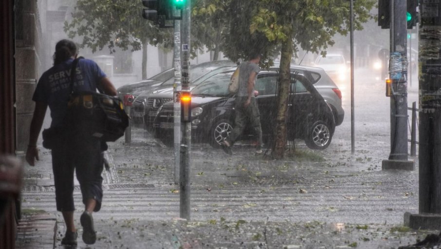 STIŽE VELIKO NEVREME, NAJAVLjEN I GRAD: Oluja će udariti ove delove Srbije