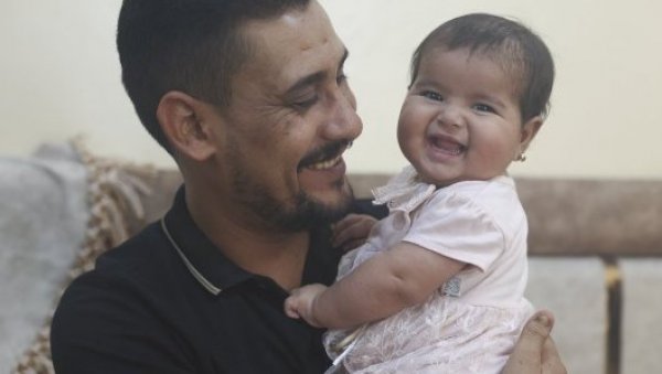 АФРА ЗДРАВА И ВЕСЕЛА: Беба из сиријских рушевина навршила шест месеци